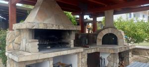 einen Pizzaofen im Freien auf der Terrasse in der Unterkunft MareSole a Capitana in Capitana