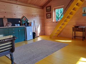 una cocina con escalera en una cabaña de madera en Blokhut, en Ruinerwold 6 fotos más