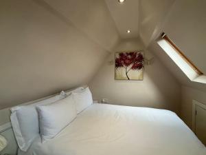 una camera con un letto bianco e una finestra di Quirky cottage in the historical town of Beverley a Beverley