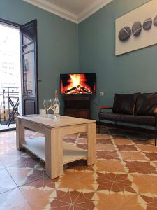 sala de estar con mesa y chimenea en Plaça de l'Almudí, where else! en Onda