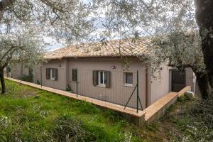 una casa con una terrazza in legno in un cortile di Lombardi Rita - Colle S. Martino ad Assisi
