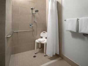 Koupelna v ubytování SpringHill Suites Dallas Arlington North + 8 fotografií