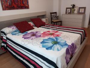 Un dormitorio con una cama con flores. en Habitacion Bolueta Home, en Bilbao
