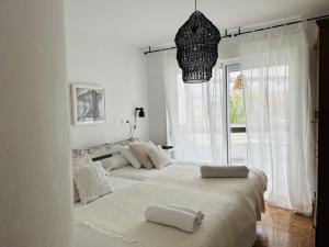 1 dormitorio con 1 cama con 2 almohadas en Charming & cosy beach apartment, en Torremolinos