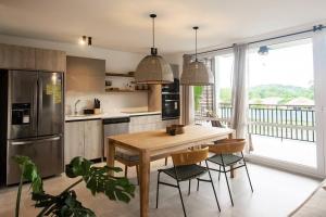 Кухня или мини-кухня в Blue Venao Beach Bliss Retreat / Condo E21
