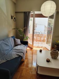 sala de estar con sofá y mesa en Apartment Thisio en Athens