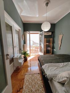 1 dormitorio con 1 cama, 1 silla y 1 ventana en Apartment Thisio en Athens