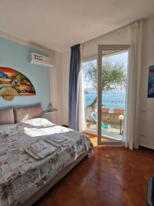una camera con letto e vista sull'oceano di B&B La Palafitta a Portovenere