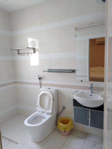 bagno con servizi igienici e lavandino di Star Dubai Apartment a Salalah