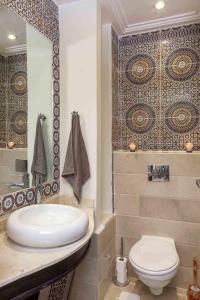 ein Badezimmer mit einem weißen Waschbecken und einem WC in der Unterkunft Luxurious apartment, European Quality in Casablanca