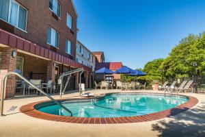 Bazén v ubytování SpringHill Suites Dallas Arlington North nebo v jeho okolí