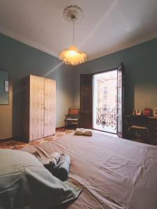 Habitación vacía con cama grande y ventana en Plaça de l'Almudí, where else! en Onda