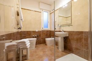 リード・ディ・ヴェネツィアにあるホテル ソリッソのバスルーム(トイレ、洗面台、シャワー付)