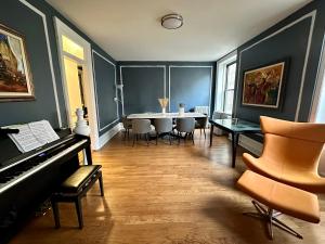 a living room with a piano and a table and chairs at Large 3 bedroom perfect for families in New York