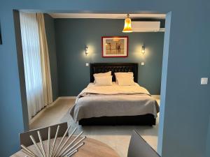 ein Schlafzimmer mit einem Bett und einem Wandgemälde in der Unterkunft Dokstudio50 in Gent
