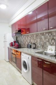 uma cozinha com um lavatório e uma máquina de lavar roupa em Luxurious apartment, European Quality em Casablanca