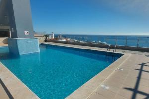 einen Pool mit Meerblick in der Unterkunft T2 Sesimbra a 100mts da Praia c/ Piscina in Sesimbra