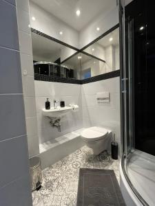 斯托尼拉斯奇的住宿－Adventure Base A&B，浴室配有卫生间、盥洗盆和浴缸。