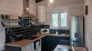 una cucina con armadi blu, lavandino e finestra di La cabaña de Uceda a Uceda