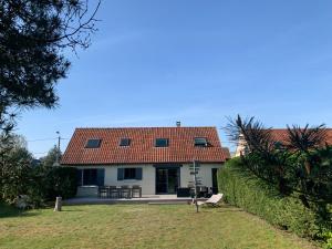 a white house with a red roof at Albatros House Fort-Mahon-Plage in Fort-Mahon-Plage