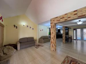 a living room with two couches and a table at Casa Vacacional de Playa Vip in Tucacas