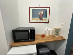 eine Mikrowelle auf einem Holzregal in der Unterkunft Dokstudio50 in Gent