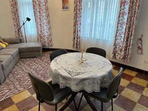 sala de estar con mesa con sillas y sofá en Dokstudio50, en Gante