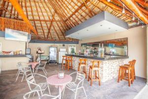 Una cocina o kitchenette en Oceanfront Studio/Amazing Views