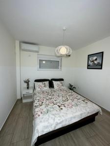 Uma cama ou camas num quarto em Apartmani Simona