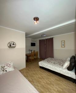 Uma cama ou camas num quarto em Apartmani Simona