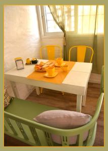 a table with two cups and a plate of food on it at Ginkgo Hostel La Plata in La Plata