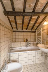 A bathroom at La Rocca - Palazzo Pallotti Még 37 kép