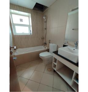 uma casa de banho com um WC branco e um lavatório. em Holiday Home Master bed room in Ajman city UAE em Ajman