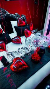 een stapel glazen voorwerpen bovenop een bed bij L'Interdit Suite de Luxe in Serrières