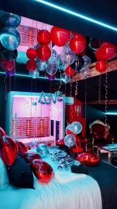 een slaapkamer met ballonnen aan een bed bij L'Interdit Suite de Luxe in Serrières