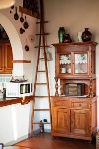 a ladder next to a kitchen with a microwave at Casa Caterina in Moncioni