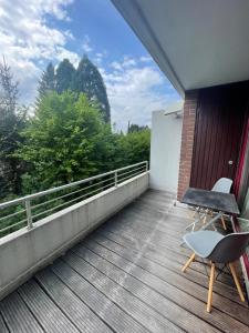 a balcony with a table and chairs on a roof at Premium Studio Grafenberg in Düsseldorf