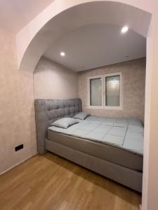 een slaapkamer met een groot bed in een kamer bij City Gem: Stylish Urban Hideout in Budva