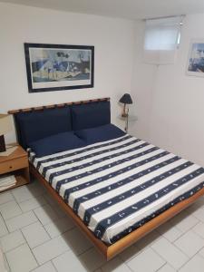 1 dormitorio con 1 cama grande en una habitación en Casa Lupo, en Stintino