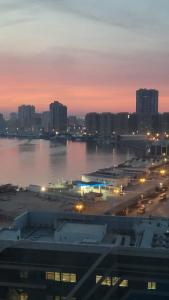- une vue sur la ville la nuit et le port dans l'établissement ZLEEP, à Ajman