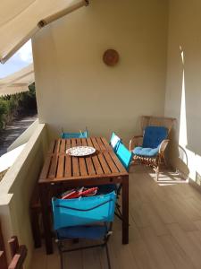 - Balcón con mesa y sillas en Casa Lupo, en Stintino