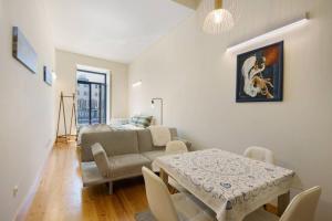 ein Wohnzimmer mit Sofa und Tisch in der Unterkunft Casa Marques Apartments in Aveiro