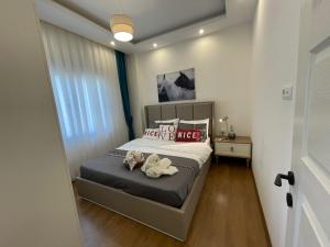 um quarto com uma cama com duas toalhas em Holiday 7 Kestel em Alanya