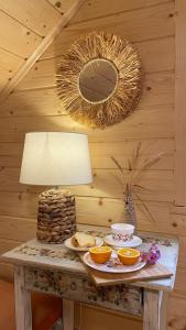 un tavolo con una lampada e del cibo sopra di Chatka Dziadka Sudety a Stary Gieraltow