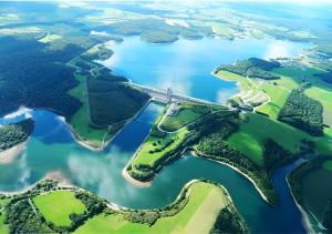 una vista aérea de un puente sobre un lago en Au Chant Des Roches - Cerfontaine, en Cerfontaine