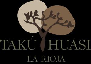 ラ・リオハにあるTakú Huasiの月を背景にした木のロゴ