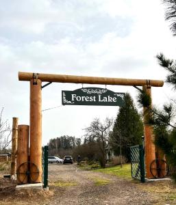 um sinal para um lago florestal num parque em FOREST LAKE em Kščava