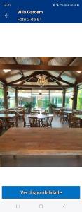 Villa Garden في أراكاجو: صورة غرفة طعام مع طاولات وكراسي