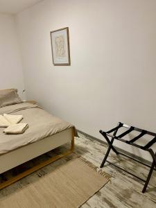 sypialnia z łóżkiem i zdjęciem na ścianie w obiekcie Apartment Terra w mieście Čakovec