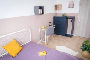 um quarto com uma cama, uma mesa e um armário em 3 Rooms Apartment In Budapest em Budapeste